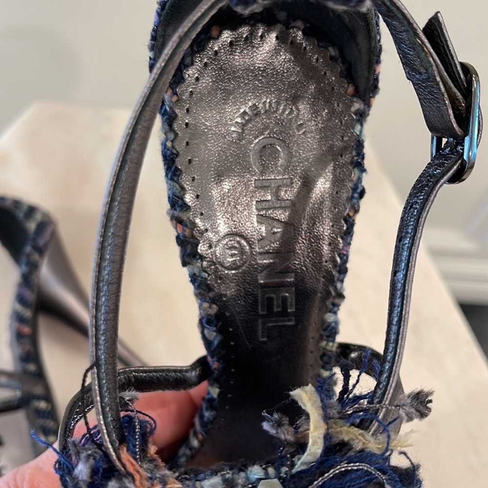 Chanel Rare Navy tweed and sequins Pewter leather Sandals Heels Size 7 US - Picture 6 of 16